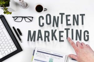 Schriftzug Content Marketing auf weißem Hintergrund
