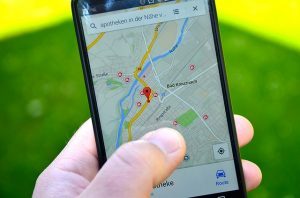 Smartphone zeigt Google My Business Eintrag eines Unternehmens